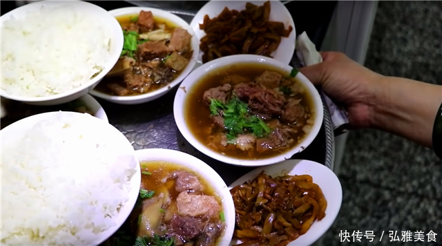 大姐街头卖“豪华”午餐,15元一份不讲价,食客隔几天吃一次!