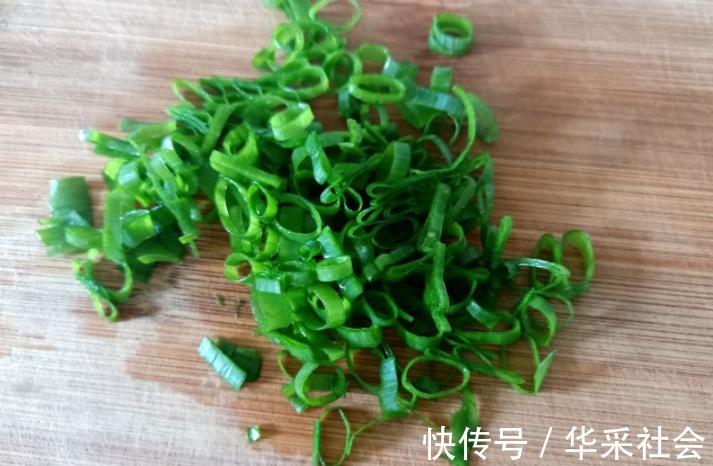 胡萝卜丁|剩米饭不要再扔掉了，跟鸡蛋一起炒，色泽诱人，小时候的味道