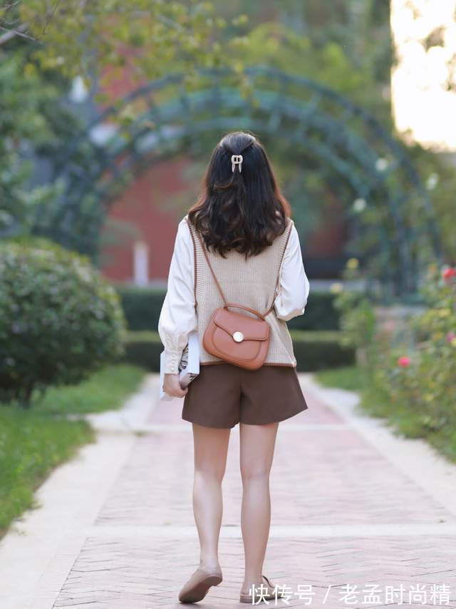 小蛮腰|微胖女生怎么穿才好看？西服外套搭配T恤和黑色短裤，显高又显瘦