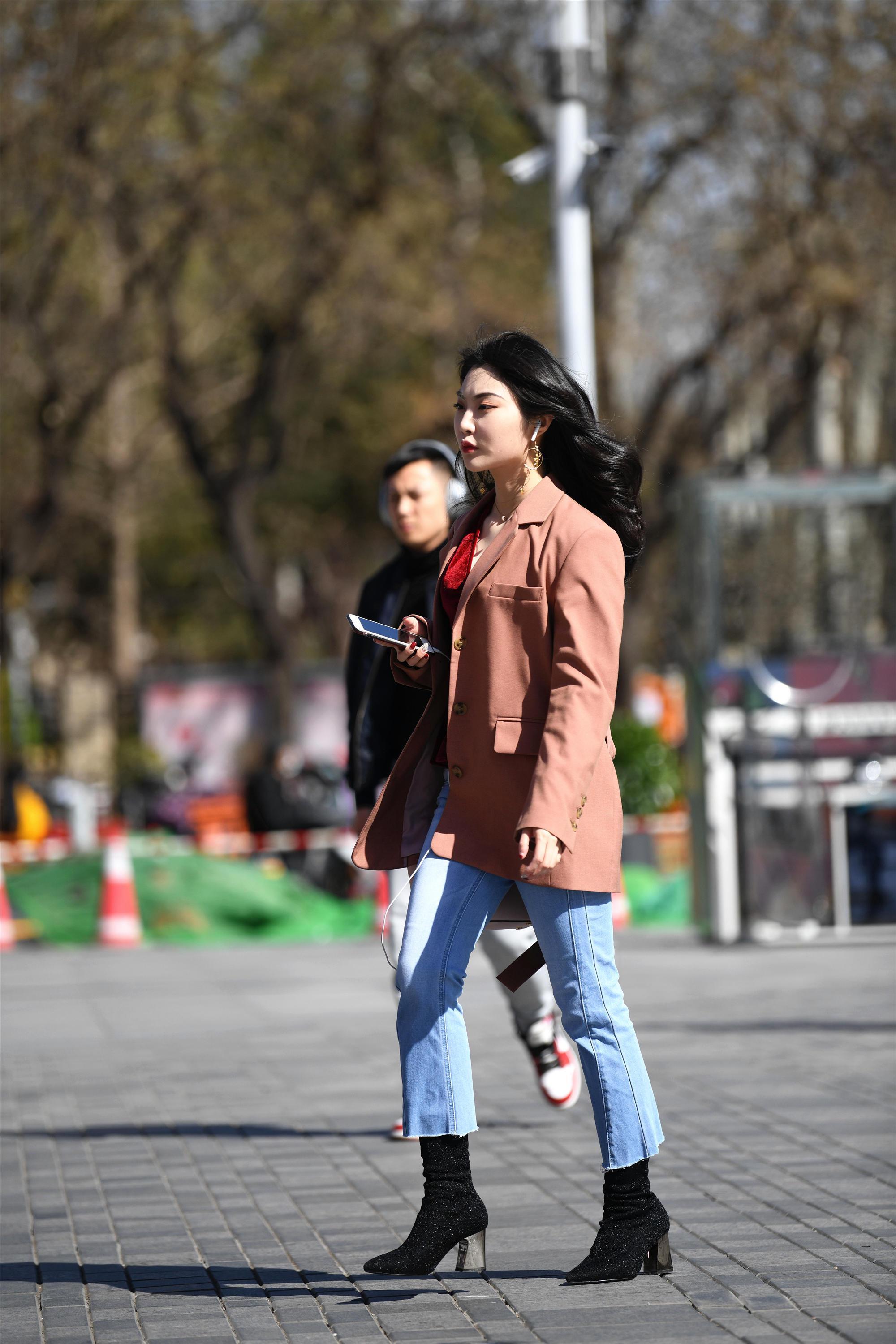  西装|街拍美女一件藕荷色的西装，有一点风衣的味道，混搭风的感觉！