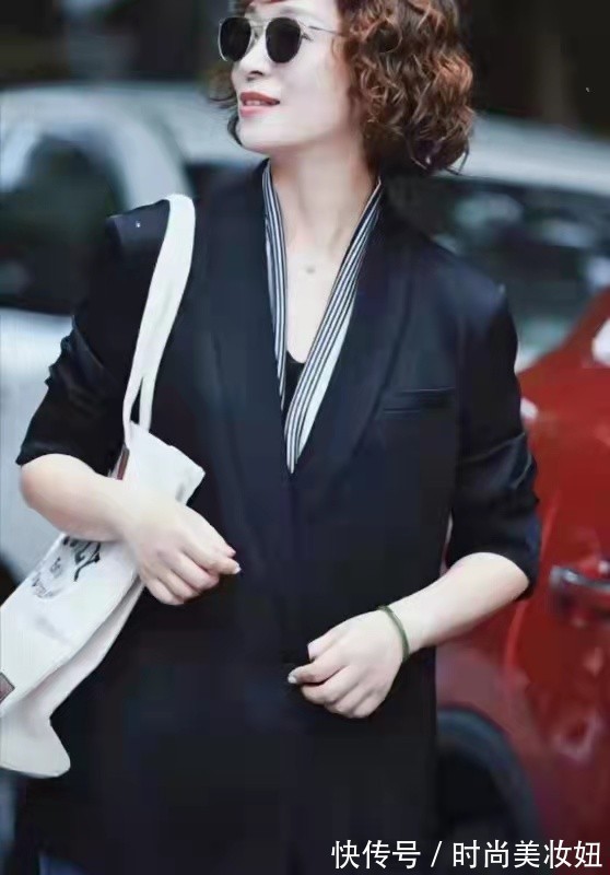 穿搭|奔五的女人甩掉“大妈感”,看这位大龄姐姐,靠穿搭显年轻又优雅