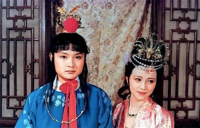 红楼梦宝玉为何初见黛玉就砸玉,初见宝钗的金锁却喜笑颜开隐情难以启齿