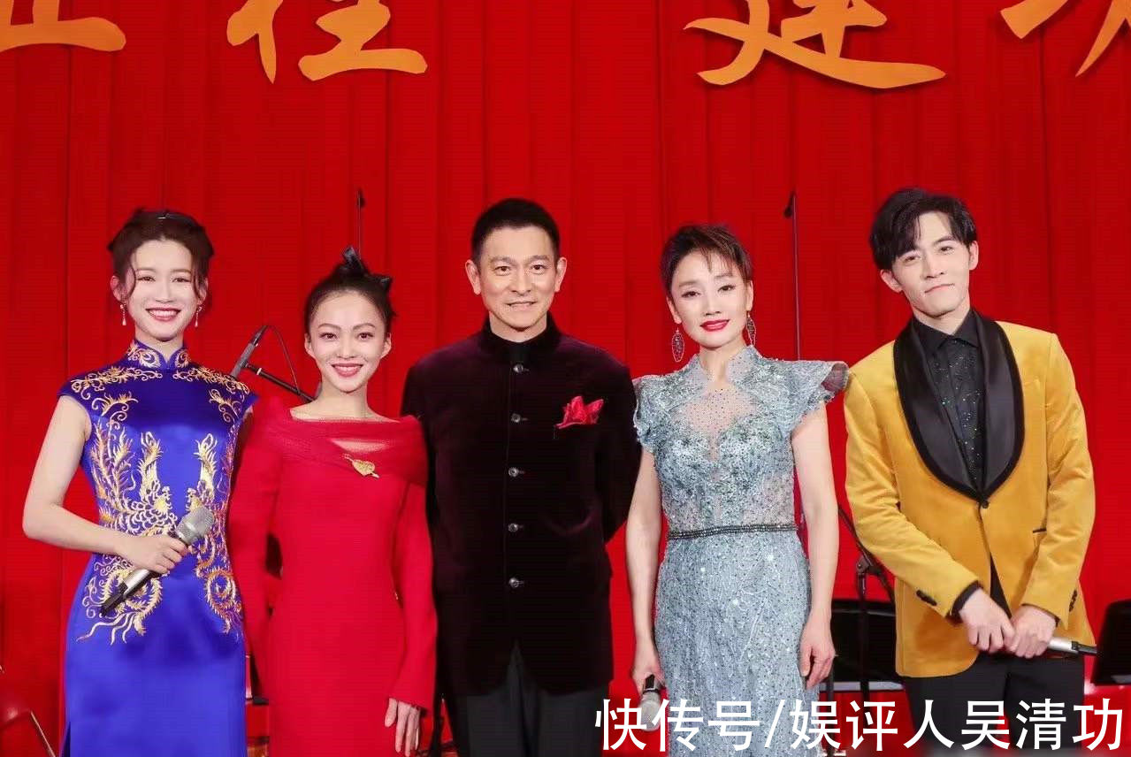 易烊千玺缺席跨年晚会的秘密揭晓:和刘德华一起上《新闻联播》