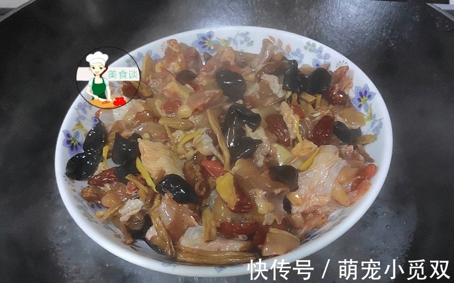 营养健康|木耳跟这菜是绝配,蒸一蒸就好,营养好吃不上火,常吃提高免疫力