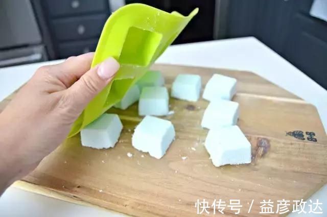 小苏打+|马桶水箱里放这个东西,再也用不到马桶刷了,好神奇啊