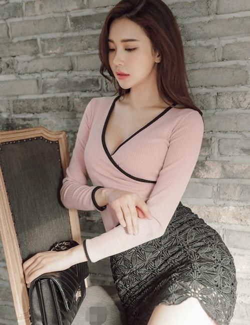 美女|拥有傲人身材的美女，穿上包臀裙充满了性感，突显十足女人风情