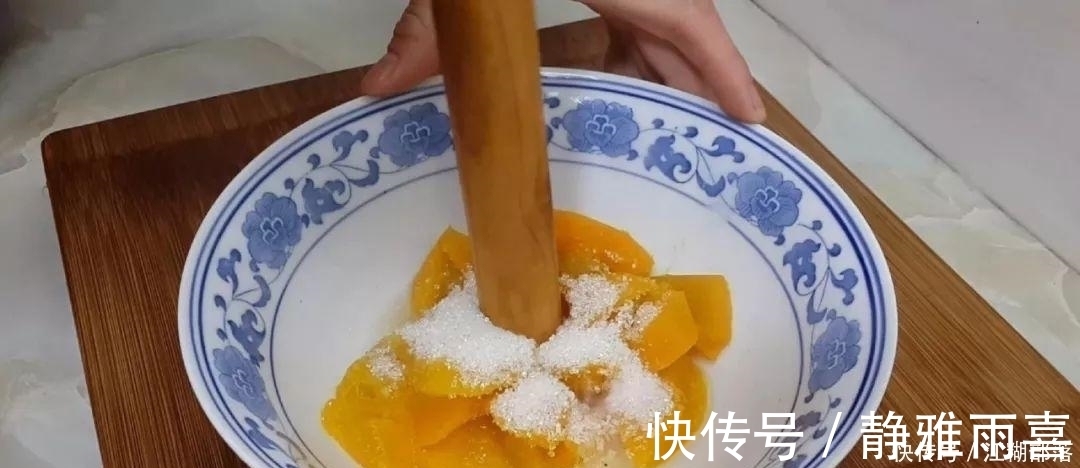 南瓜又出新吃法，不用油炸，比面包馒头做法简单，比南瓜饼还好吃