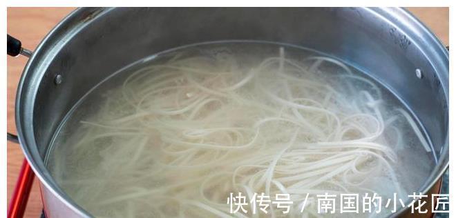 卤汁|茄子和面条一起做,原来这么好吃,比炸酱面还过瘾,每次都光盘!