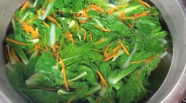 色香味|热天没食欲，这道凉拌菜别错过，5分钟就上桌，全家吃着比肉还香