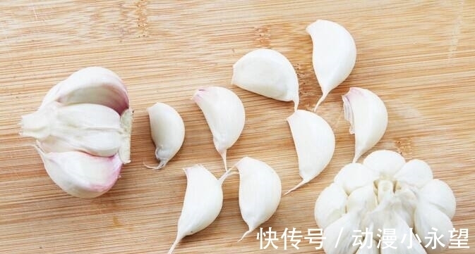 诱发|告诉家人，大蒜不能与此物一起吃，容易诱发肠癌，很少人不知