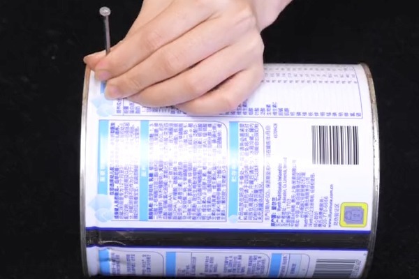 奶粉罐不要扔，在上面打几个孔放房间里，全家人都抢着用，太棒了