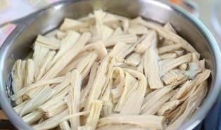 做出|大厨教你“红烧腐竹”,比肉还好吃,让你在家也能做出饭店的味道