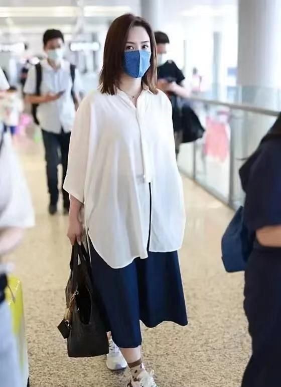 气质|阿娇穿白衬衫装嫩,现实中没了气质,但也不老不像40岁阿姨!