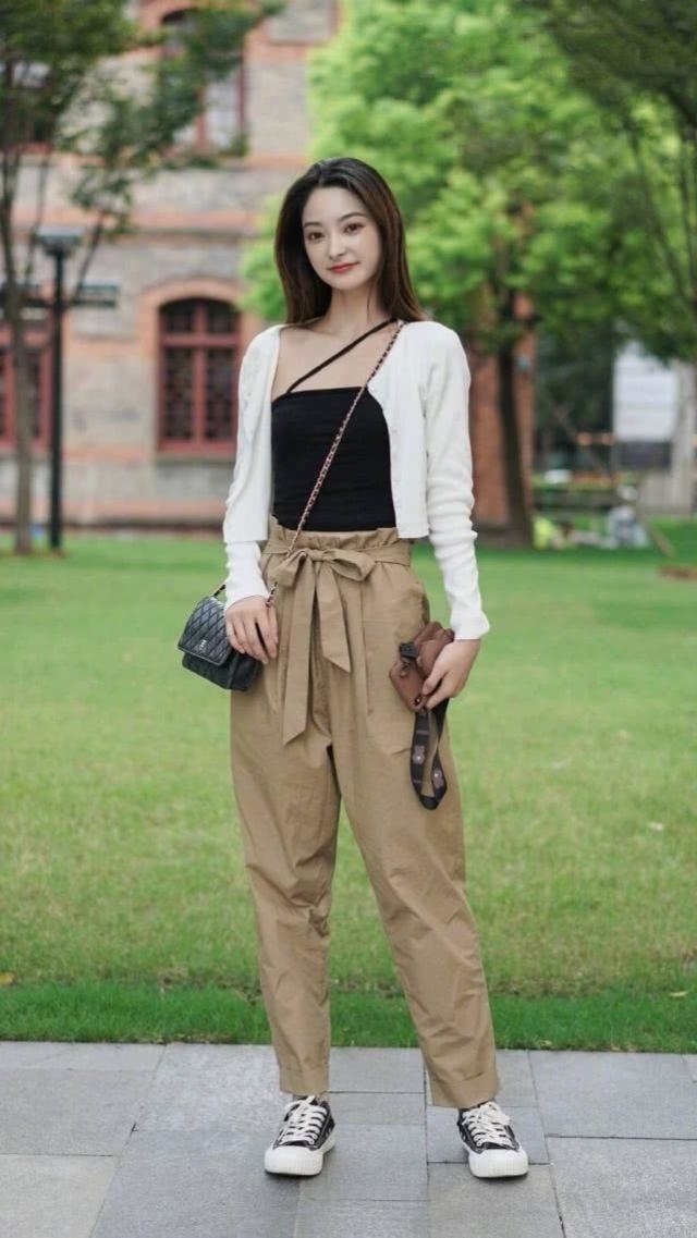 小姐姐卡其色休闲裤搭配白色开衫,格外的有魅力