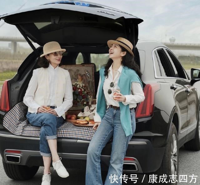 出游 女人上了年纪,出游时别穿得太花哨,试试这么搭,时髦高级更上照!