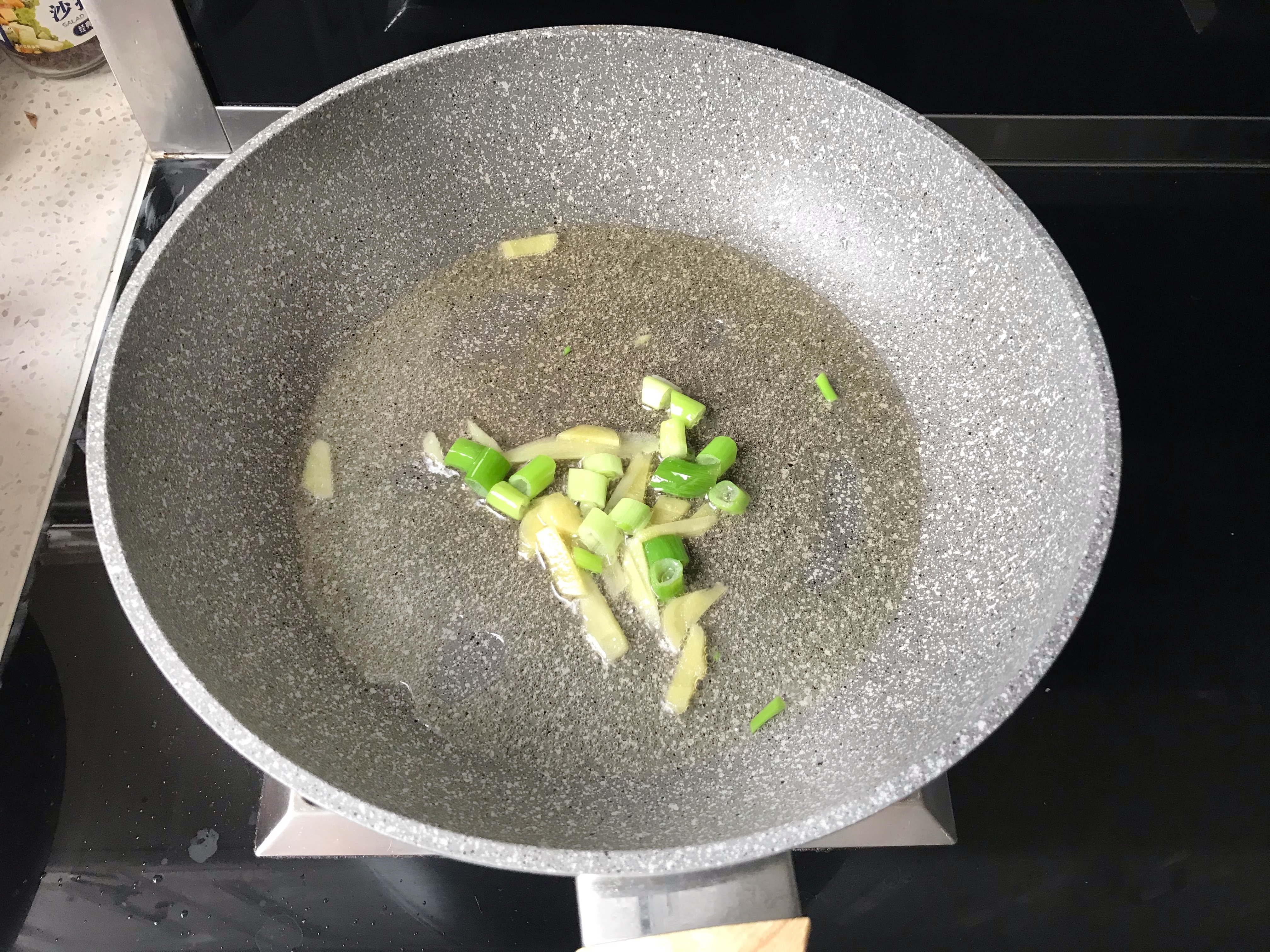 炒莲藕下锅就变黑,老厨师教你1招,加点它,莲藕白净还入味