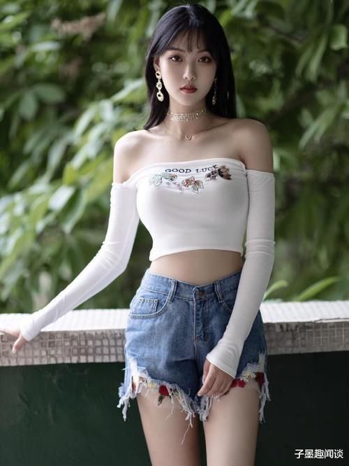 一个甜美的美女，穿着“筒顶长袖”展示身材，被“颈环”抢走了