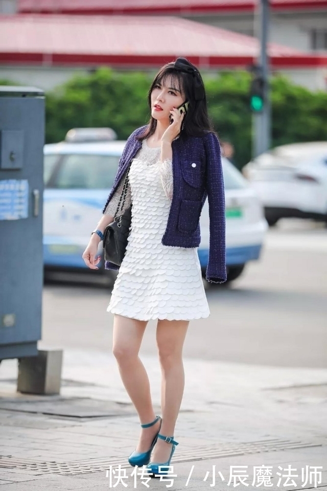 针织衫|路人街拍,小姐姐仙气满满,搭配白色修身连衣裙,非常时尚