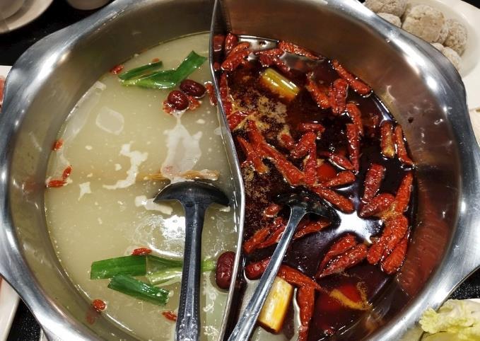 服务员问|吃火锅时,服务员总是问你“加不加汤”,其实是在暗示你,别不懂