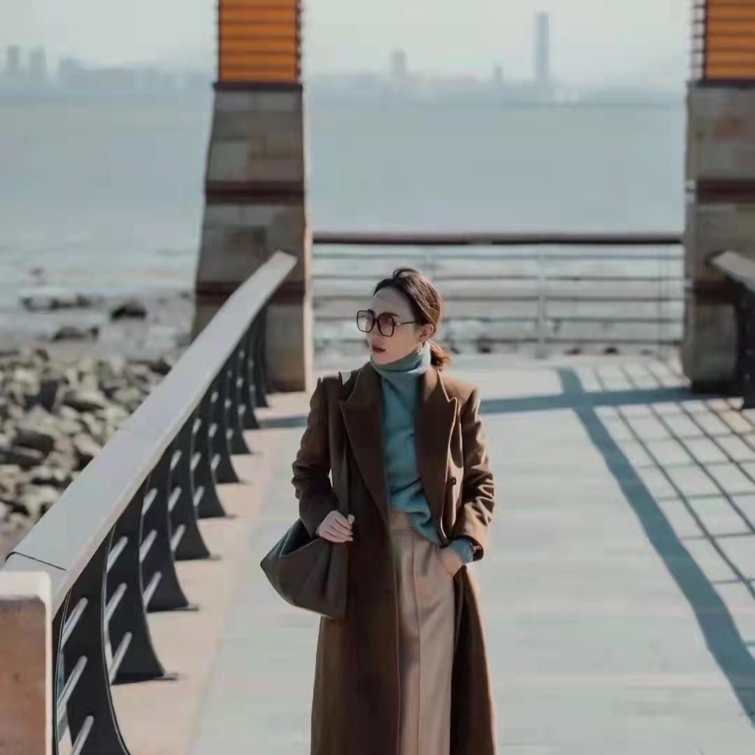 女人 真正有气质的女人,冬天穿大衣都爱这3款,时髦百搭又高级