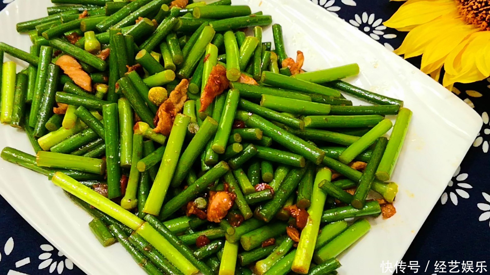 炒蒜苔,最忌切完直接炒,大厨教你一妙招,蒜苔又脆又绿、更入味