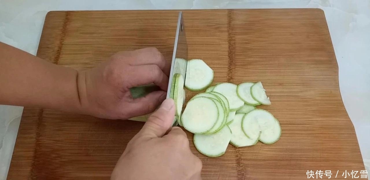 西葫芦|早餐又出新吃法, 不用和面, 做出来比鸡蛋饼都好吃, 好吃到流口水