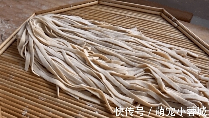 添加剂|想吃手擀面不要出去买,教你在家做,劲道爽滑,好吃零添加