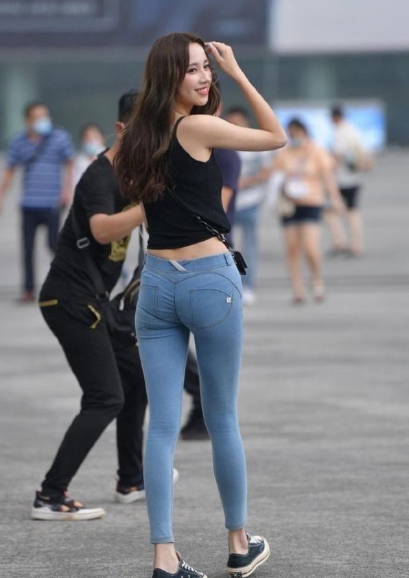 小脚 穿搭不能太死板,连牛仔裤都火了一种新穿法,玲珑身材有望了!