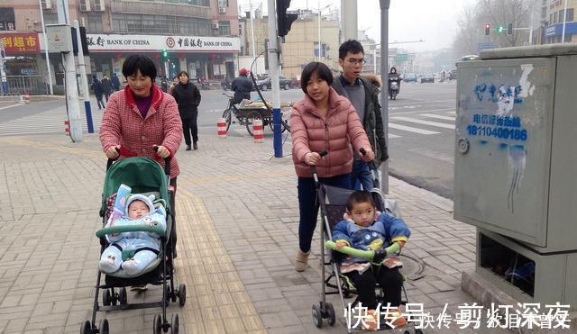 医生|孕妈生下双胞胎后,突然大喊“等一下”,医生检查后发现意外之喜