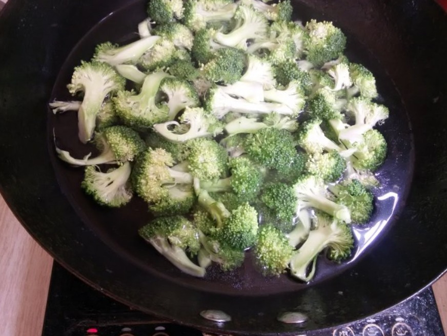 炒西兰花时，要不要先焯水一直没弄明白，难怪又黄又蔫，不干净