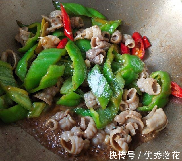 下饭|尖椒炒鱼肚,鱼肚爽脆,带点微辣,很下饭!
