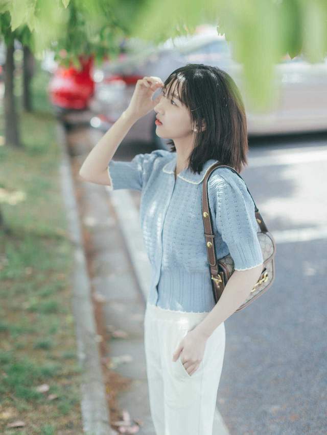 时尚博主|初秋的白裤子依然很“火”，搭配浅蓝色泡泡袖上衣，高级又洋气