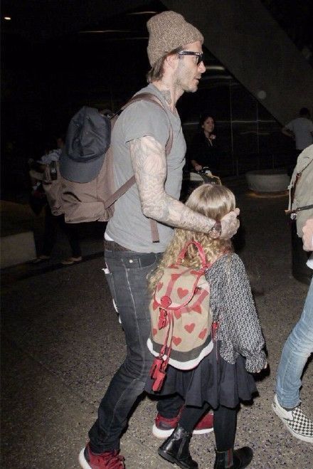 雅涵|阿拉蕾新发型和贝小七撞了,一身运动装拿着手机哈欠连天