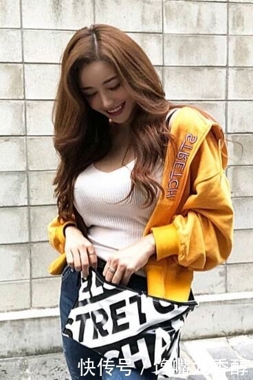 大长|街拍:时尚的紧身牛仔裤更能彰显美女们大长腿的优雅、性感