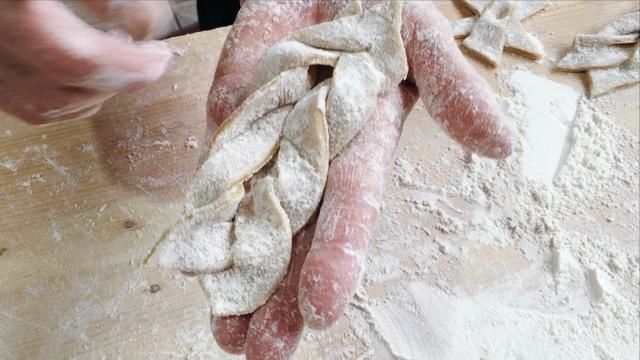 面粉中打入4个鸡蛋,不蒸不烙不煮,出锅孩子抢着吃,给肉也不换