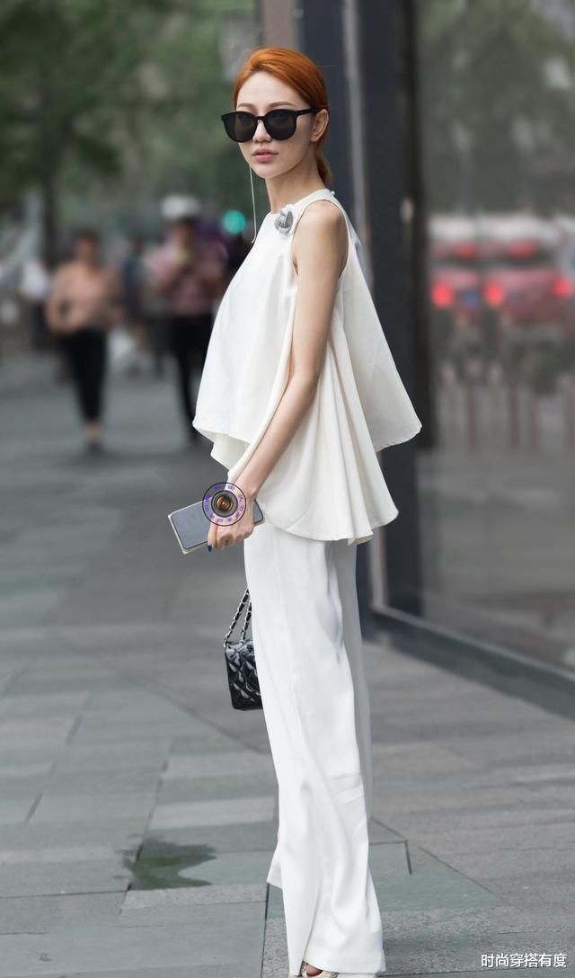 魅力动人的打底裤装扮很有时尚感，透出完美的成熟感，时尚魅力