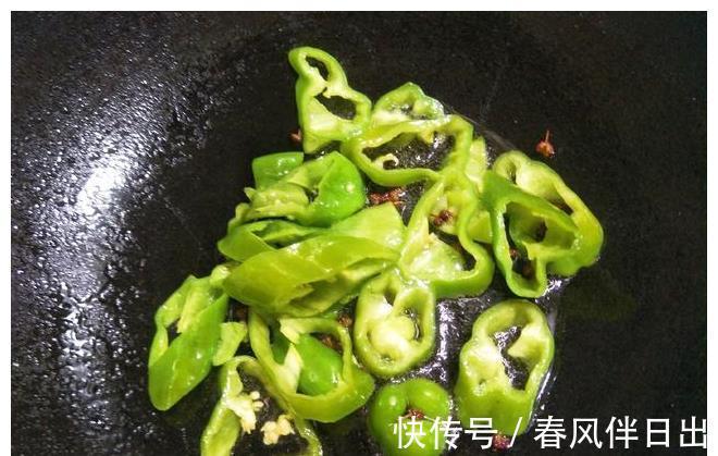 搭配|立秋后，2样蔬菜一起炒，香辣下饭，搭配馒头米饭真香