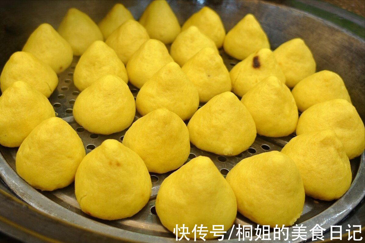 做玉米面窝头，只会放玉米面是大错，教你一招，松软香甜不噎人
