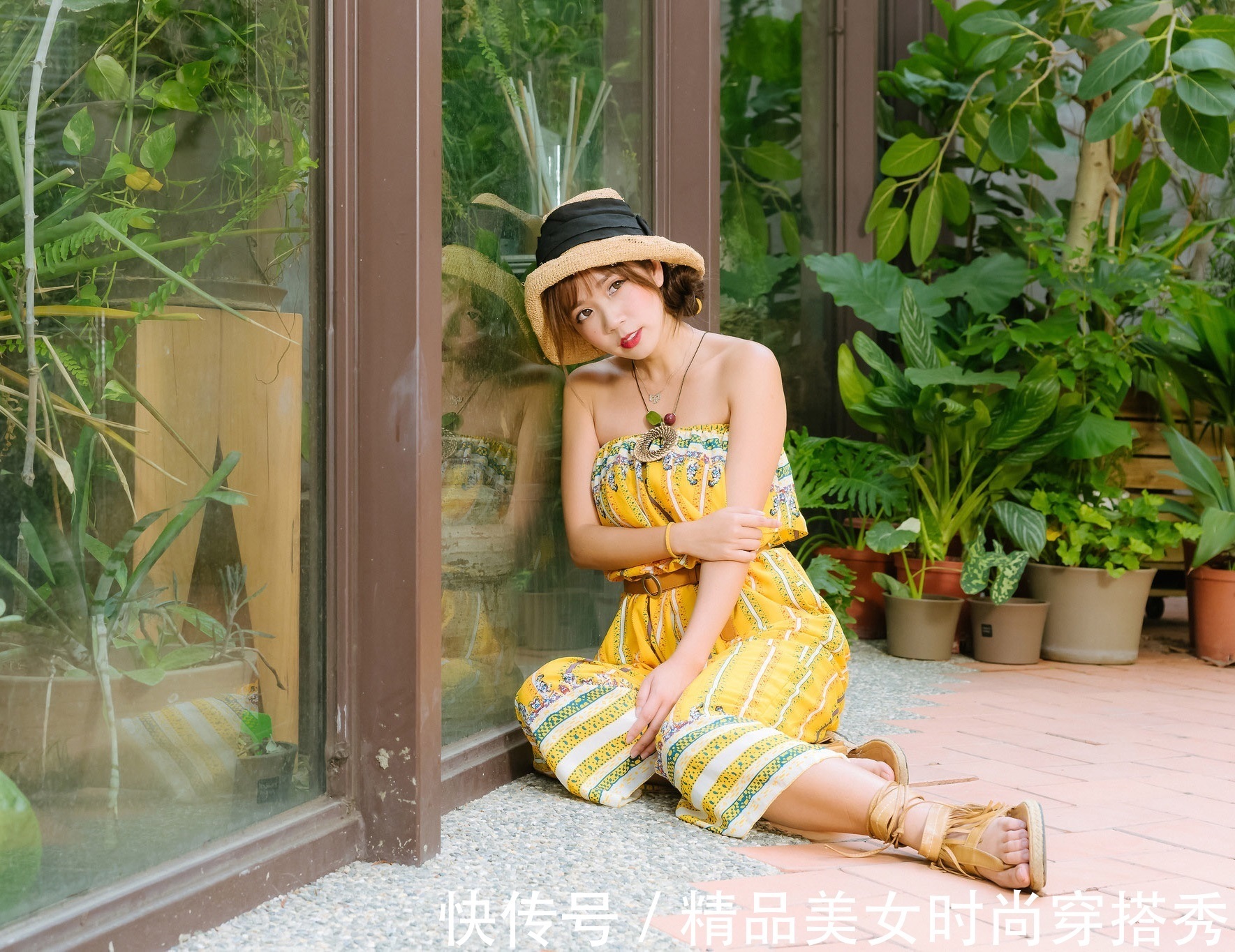 民族风|一字肩连体裤，搭配一双民族风十足的凉鞋，优雅浪漫