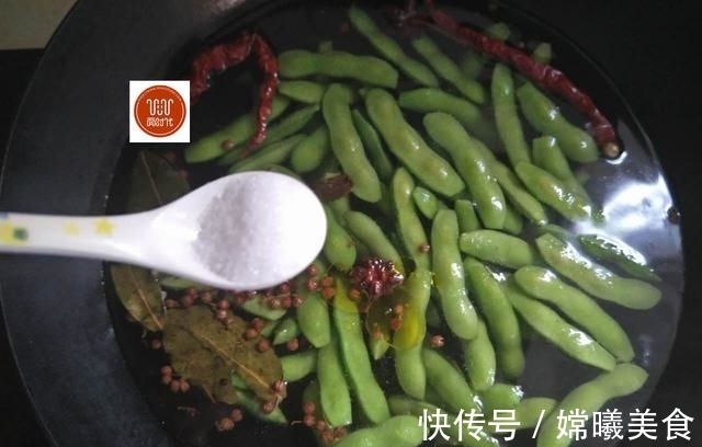 大排档|教你这样煮毛豆，个个翠绿还入味，比大排档的煮毛豆好吃百倍！