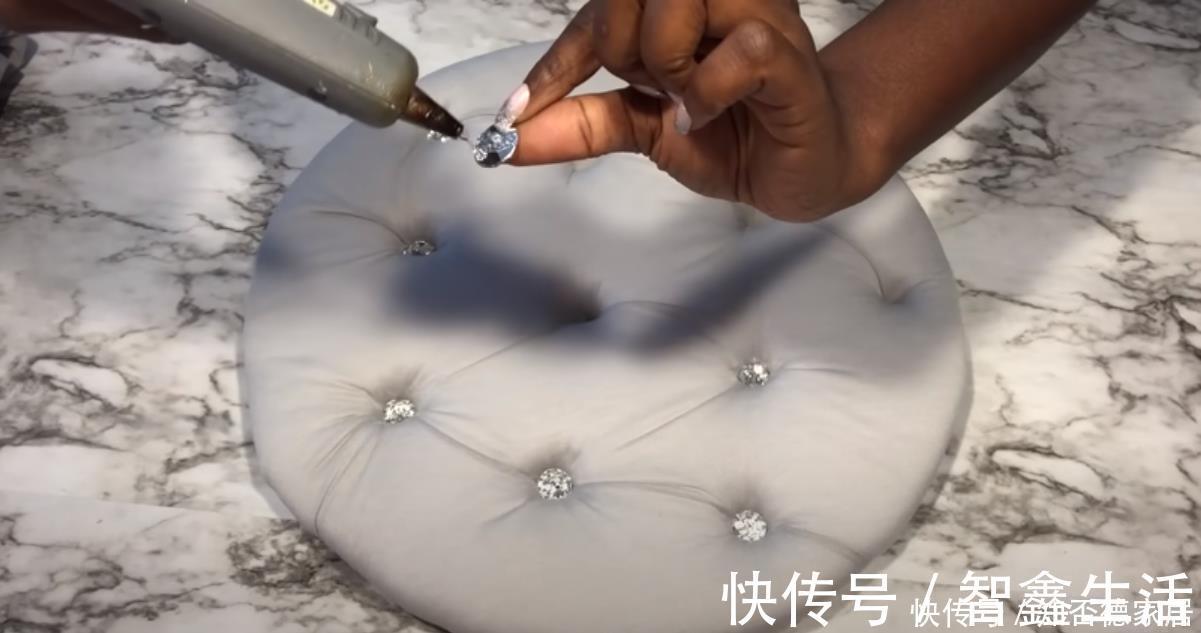 凳子|扔掉的旧铁凳子捡回来吧,用海绵包一圈,放家里坐着舒适还能收纳