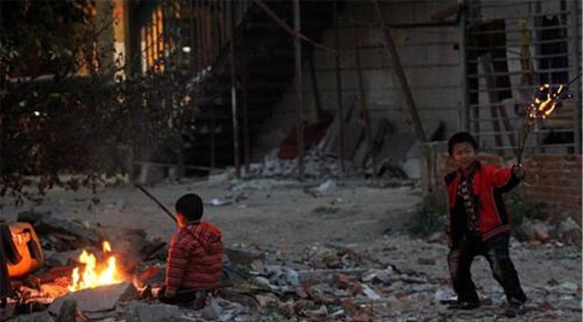 贩子|哥哥趁爸妈不在家,准备铁锅炖弟弟,宝妈:到家就差点火了