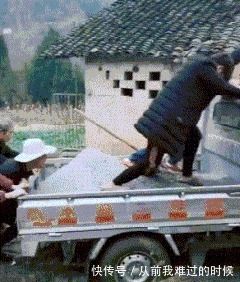 |搞笑GIF：连公司主管都这么搞笑了，这职场混得多有趣啊