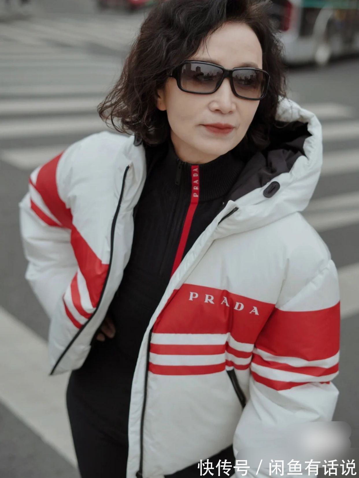 羽绒服|三木妈妈终于不穿大衣,穿“蓬蓬服”配小脚裤,还烫卷发好显年轻
