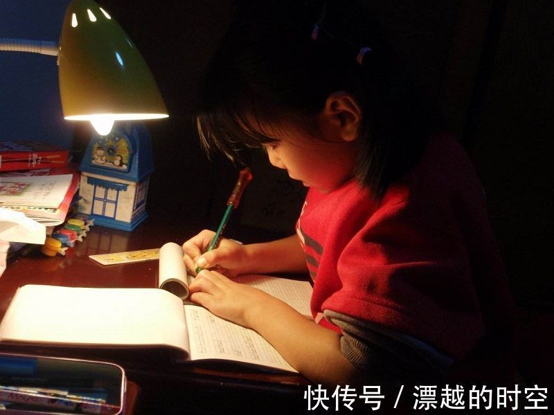 写作业|父母在这5个方面放手,孩子以后会更有出息,有多少家长做到了