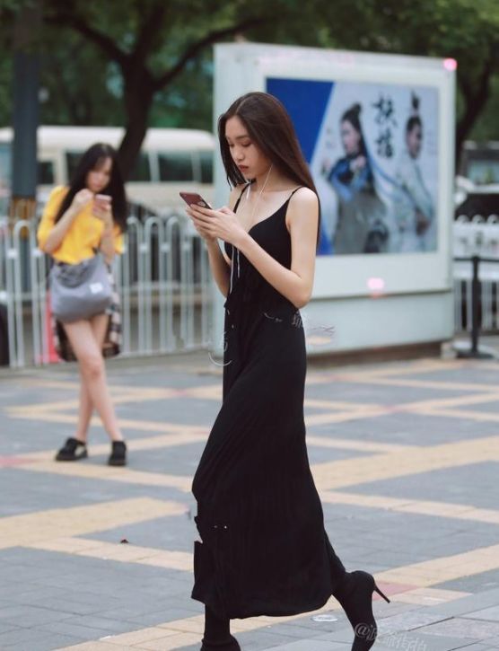 街拍：气质靓丽的时尚闺蜜，格子裤搭配柔美的白色短袖，很显活力