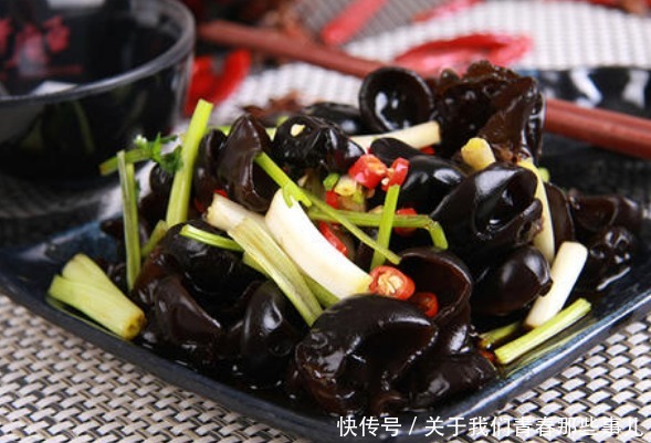 木耳一下锅就“炸锅”,太吓人?掌握4技巧,保证不炸锅,更脆爽