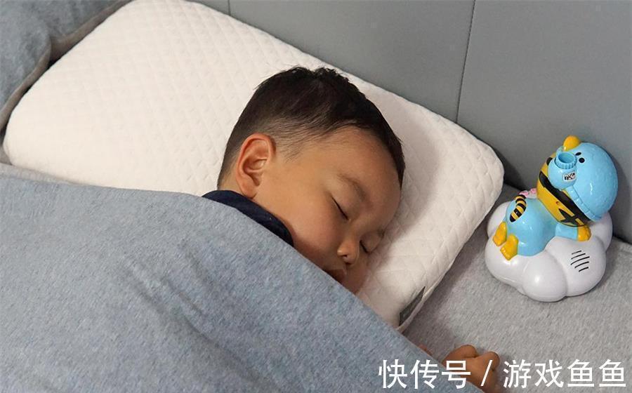 宝宝|宝宝何时用枕头好?读懂这些“信号”很重要,宝妈们不妨看看