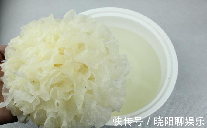 夏天|夏天多吃银耳,做成凉拌菜,爽口开胃,比银耳汤都美味,快试试