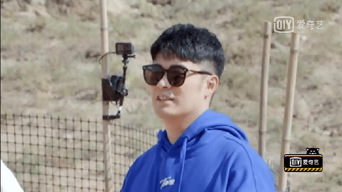 陈赫、郭京飞吃蒸海鲜超享受!下一秒却被“打包”带走?